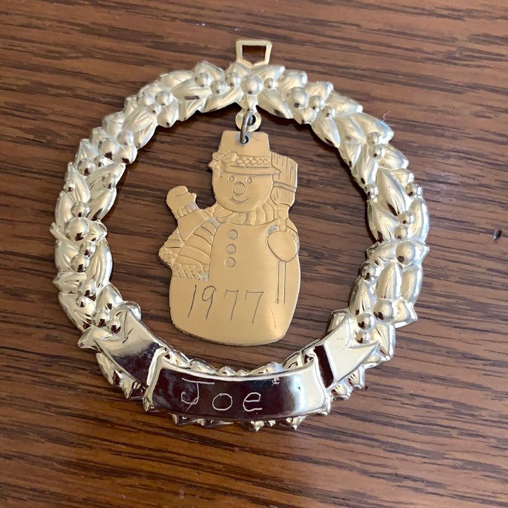 Vtg 1977 Lillian Vernon brass snowman inside a wreath ornament engraved “Joe”